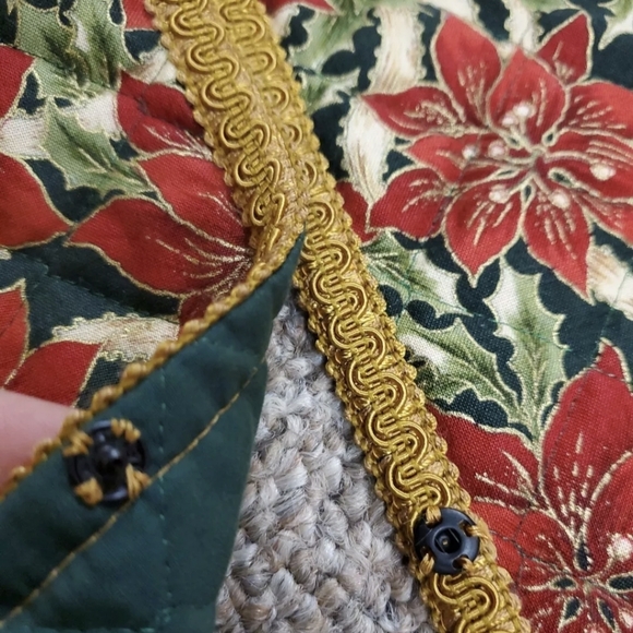 Vintage Handmade Quilt and Embroidered Pointsetta Christmas Tree Skirt - Picture 6 of 8